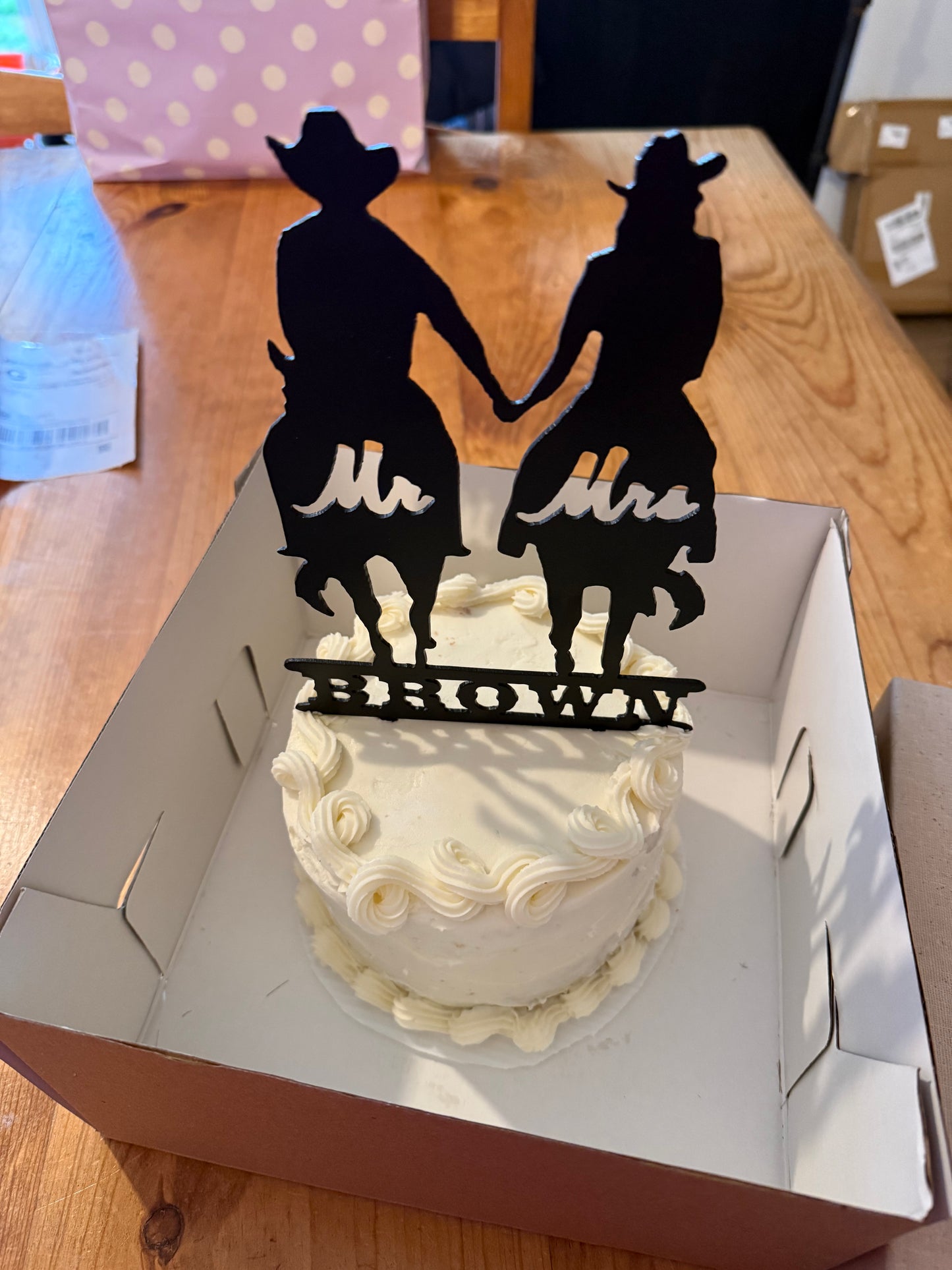 Metal powdercoated cake topper