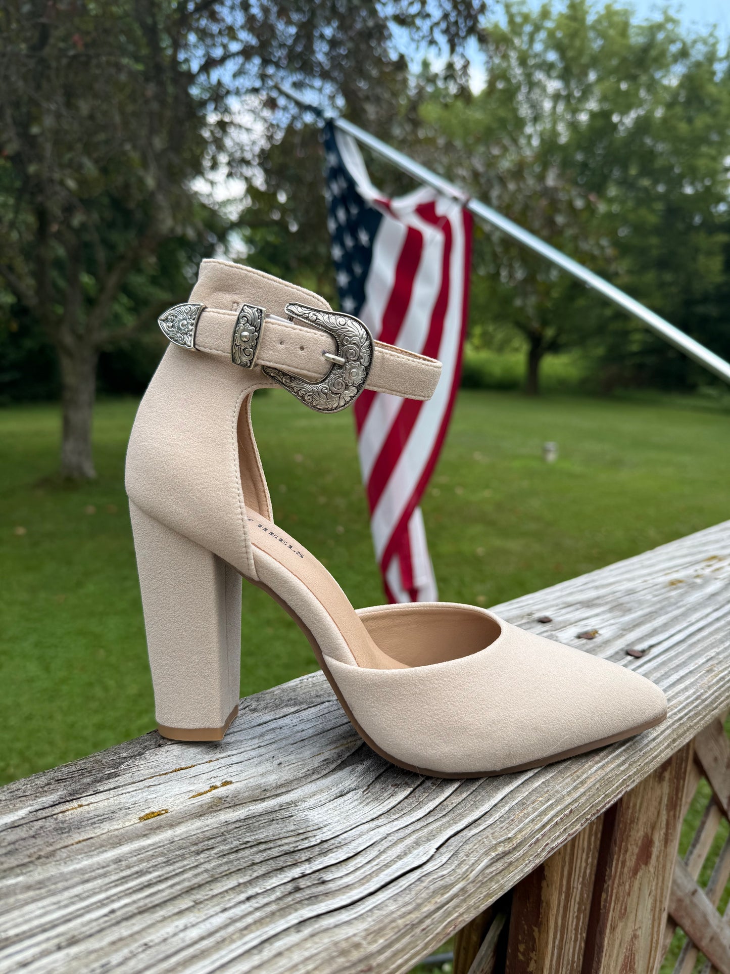 NUDE SEUDE Closed toe heel with buckle no leather just as pictured!
